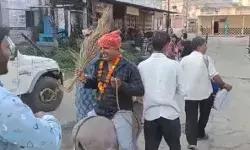 सरपंच को गधे पर उल्टा बैठाकर पूरे गांव में घुमाया- वीडियो वायरल सरपंच को गधे पर उल्टा बैठाकर पूरे गांव में घुमाया- वीडियो वायरल
