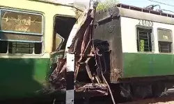 पलवल से आ रही लोकल ट्रेन प्रगति मैदान के पास पटरी से उतरी