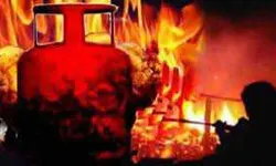 गैस रिसाव से सिलेंडर में लगी आग की चपेट में आकर पांच झुलसे- मचा कोहराम गैस रिसाव से सिलेंडर में लगी आग की चपेट में आकर पांच झुलसे- मचा कोहराम