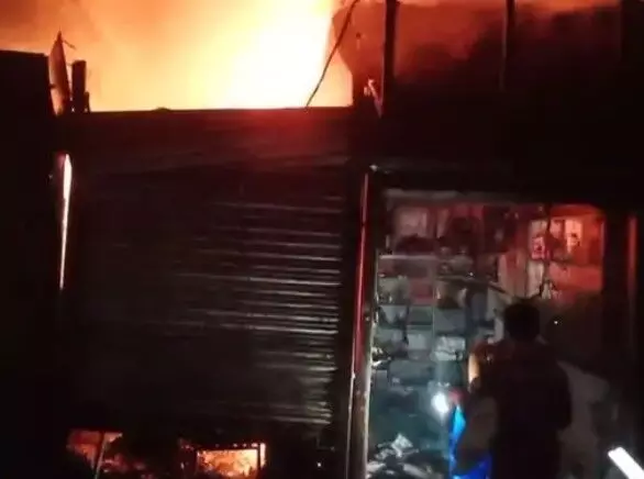 शॉर्ट सर्किट से लगी आग में आधा दर्जन दुकानें हो गई जलकर राख