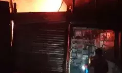 शॉर्ट सर्किट से लगी आग में आधा दर्जन दुकानें हो गई जलकर राख शॉर्ट सर्किट से लगी आग में आधा दर्जन दुकानें हो गई जलकर राख