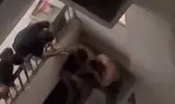 नशे में धुत्त होकर जीवन से खिलवाड़- 5वें फ्लोर की मुंडेर पर बैठे जनाब