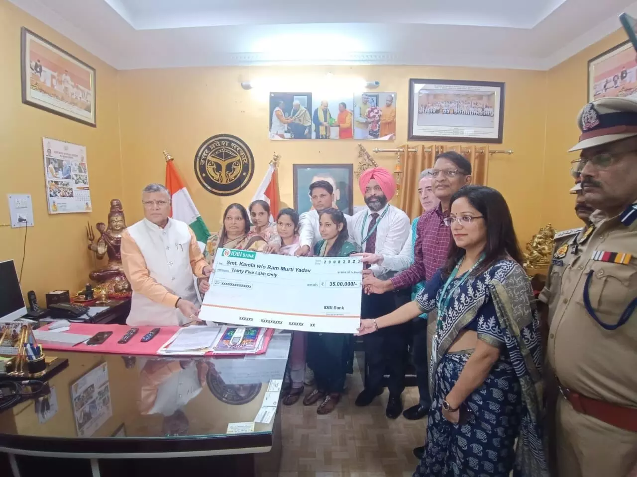 मिनिस्टर ने ने मृतक होमगार्ड आश्रित पत्नी को दिया दुर्घटना बीमा चेक