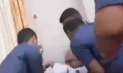 मुख्यमंत्री का पैर फिसला- राज्यपाल के सामने स्टेज पर गिरे मुख्यमंत्री का पैर फिसला- राज्यपाल के सामने स्टेज पर गिरे