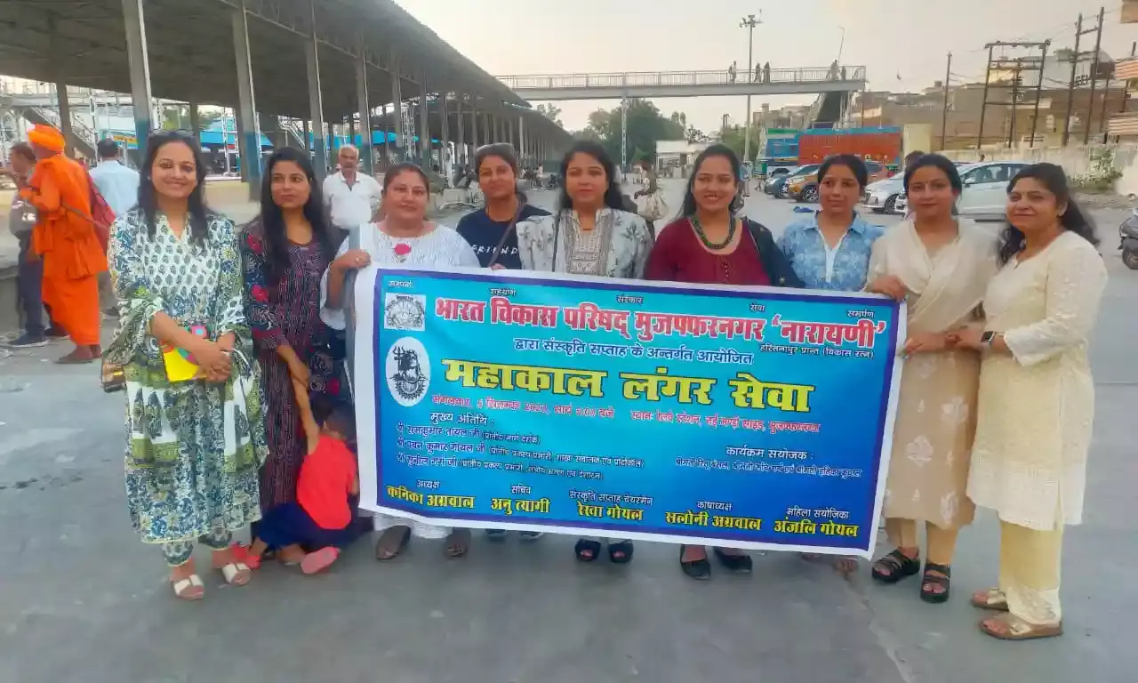 नारायणी शाखा ने रेलवे स्टेशन पर लोगों को बैठाकर कराया भोजन