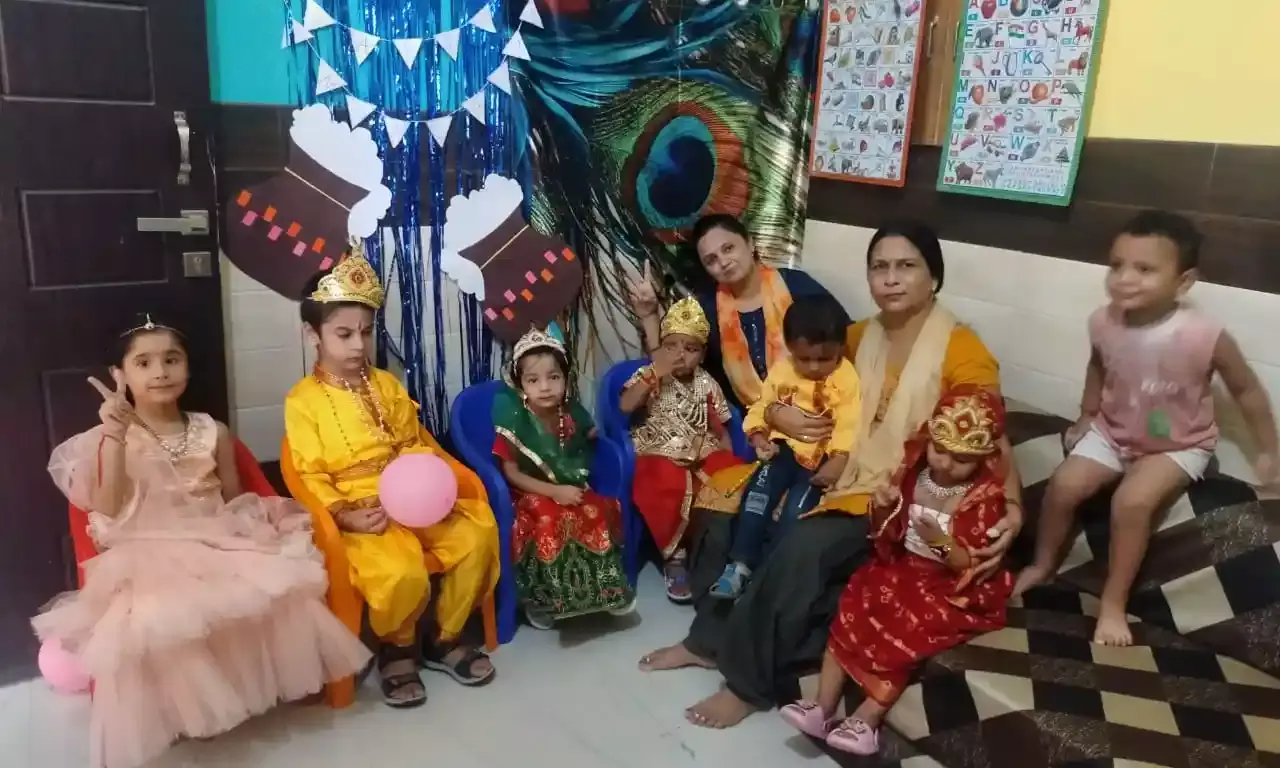 जन्माष्टमी पर्व पर बच्चों ने दी प्रस्तुति- इनाम देकर बढ़ाया मनोबल