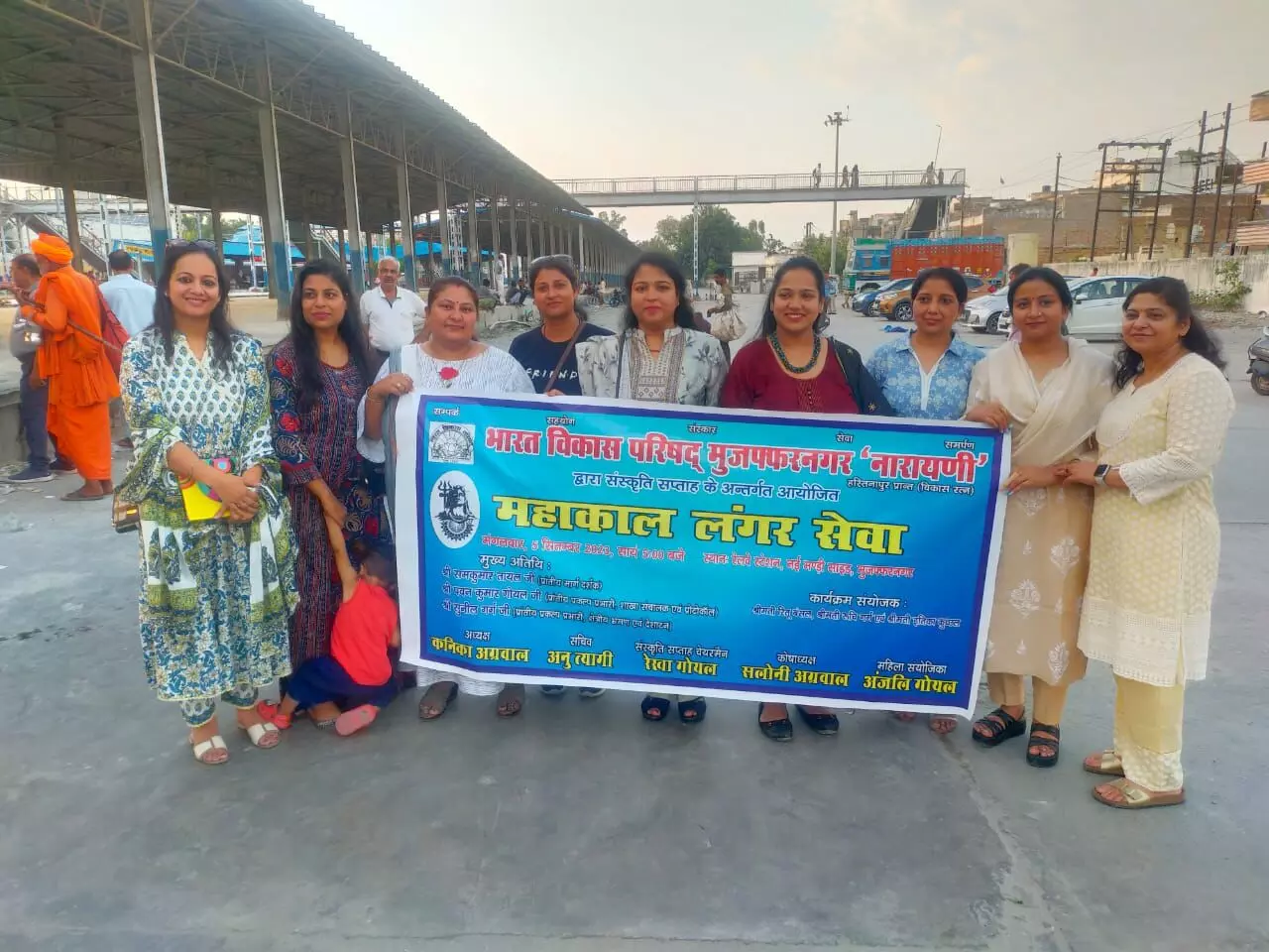 नारायणी शाखा ने रेलवे स्टेशन पर लोगों को बैठाकर कराया भोजन