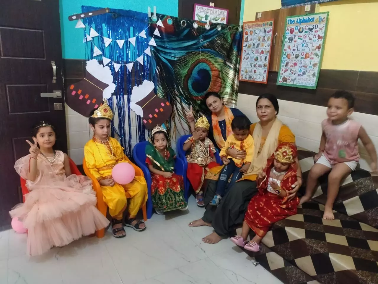 जन्माष्टमी पर्व पर बच्चों ने दी प्रस्तुति- इनाम देकर बढ़ाया मनोबल