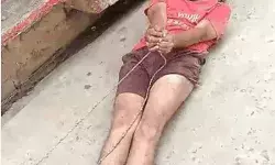 क्लीनिक में लडके लडकी को मिलाने के इनाम में सिर पर बरसे जूते चप्पल क्लीनिक में लडके लडकी को मिलाने के इनाम में सिर पर बरसे जूते चप्पल