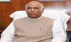 खड़गे ने ‘भारत जोड़ो यात्रा’ की वर्षगांठ पर दी राहुल को बधाई खड़गे ने ‘भारत जोड़ो यात्रा’ की वर्षगांठ पर दी राहुल को बधाई