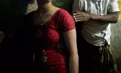 बहु को भतीजे की बाहों में आपत्तिजनक हालातो में देखकर ससुर की मौत बहु को भतीजे की बाहों में आपत्तिजनक हालातो में देखकर ससुर की मौत