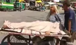 मानवता हुई शर्मशार- बेटे की लाश ठेले पर रखकर गिड़गिड़ाती रही बेबस मां