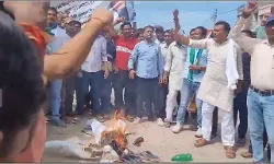 मंत्री के पुतले पर जमकर बरसायें जूते चप्पल और लगाई आग