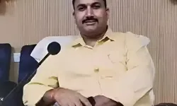 रील्स के लिए कुछ भी करेगा- बाबू ने DM की कुर्सी पर बैठ बनाया वीडियो