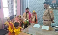 कान्हा की रपट लिखाने थाने पहुंचे राधा गोपियां- चॉकलेट से निपटा मामला कान्हा की रपट लिखाने थाने पहुंचे राधा गोपियां- चॉकलेट से निपटा मामला