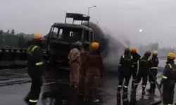 LPG गैस टैंकर में लगी भीषण आग- NH हाईवे हो गया जाम LPG गैस टैंकर में लगी भीषण आग- NH हाईवे हो गया जाम