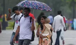 मिला अल्टीमेटम- दिल्ली वाले छाता निकालकर रहे तैयार