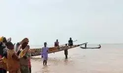 नाव में थे 100 लोग सवार - डूब गई नाव तो फिर..