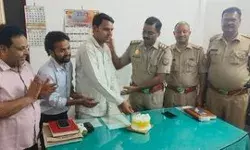 SP नेता के भाई के जन्मदिन का थाने में कटा केक तो इंस्पेक्टर पर गिरी गाज