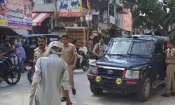 लिफ्ट के बदले 11वीं की छात्रा से गैंगरेप- फटे कपडों में लडखडाती...