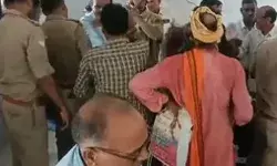 जमीन विवाद- पूर्व DGP ने कॉलर पकड़ प्रधान को निकाला बाहर- दर्ज हुई FIR जमीन विवाद- पूर्व DGP ने कॉलर पकड़ प्रधान को निकाला बाहर- दर्ज हुई FIR