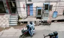 गार्ड की हत्या कर कैश वैन से लूटे 22 लाख- 3 राहगीरों को मारी गोली गार्ड की हत्या कर कैश वैन से लूटे 22 लाख- 3 राहगीरों को मारी गोली