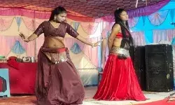 पर्दा उठते ही डांस करती आई लड़कियों को देख शर्म से पानी पानी हुए दर्शक पर्दा उठते ही डांस करती आई लड़कियों को देख शर्म से पानी पानी हुए दर्शक