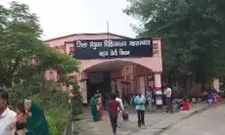 जिला अस्पताल पर प्रशासन का छापा- 13 दलाल किये गिरफ्तार जिला अस्पताल पर प्रशासन का छापा- 13 दलाल किये गिरफ्तार