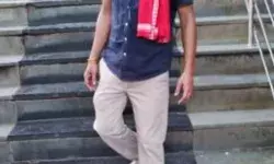 मंदिर की सीढ़ियों पर लगी राजनेता की तस्वीर- रौंदी जा रही पैरों से मंदिर की सीढ़ियों पर लगी राजनेता की तस्वीर- रौंदी जा रही पैरों से