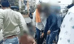 छात्रा से छेड़छाड़- कोचिंग टीचर को निर्वस्त्र कर सड़क पर पीटा- साथी फरार छात्रा से छेड़छाड़- कोचिंग टीचर को निर्वस्त्र कर सड़क पर पीटा- साथी फरार