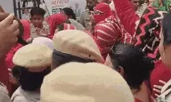 गृहमंत्री की कोठी का घेराव करने जा रही आशा वर्करों की पुलिस से नोकझोक गृहमंत्री की कोठी का घेराव करने जा रही आशा वर्करों की पुलिस से नोकझोक