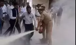 कचहरी में वकीलों एवं पुलिस के बीच तनातनी- CM का पुतला फूंकने..