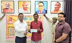 किसान परिवारों को बांटे गये सहायता राशि चेक