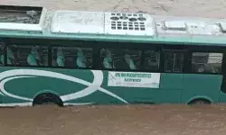 भारत नेपाल फ्रेंडशिप बस नदी के बीच फंसी- जेसीबी की लेनी पड़ी मदद भारत नेपाल फ्रेंडशिप बस नदी के बीच फंसी- जेसीबी की लेनी पड़ी मदद