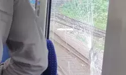 लखनऊ आ रही वंदे भारत ट्रेन पर पथराव- यात्रियों में अफरा तफरी लखनऊ आ रही वंदे भारत ट्रेन पर पथराव- यात्रियों में अफरा तफरी