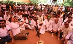 भड़के किसान- CM व LG के घर के बाहर महापंचायत का ऐलान भड़के किसान- CM व LG के घर के बाहर महापंचायत का ऐलान