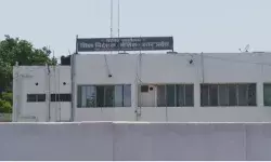 गिरने को तैयार बिल्डिंग में चलते मिले स्कूल तो BSA पर गिरेगी गाज गिरने को तैयार बिल्डिंग में चलते मिले स्कूल तो BSA पर गिरेगी गाज