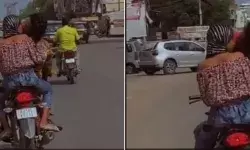 सड़क पर बेशर्मी की हदें पार- चलती बाइक पर कपल ने KISS कर किया प्यार सड़क पर बेशर्मी की हदें पार- चलती बाइक पर कपल ने KISS कर किया प्यार