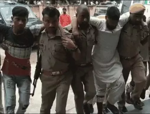 छात्रा का दुपट्टा खींचने वालों को पुलिस ने मारी पैर में बुलेट