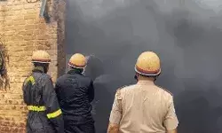 गत्ता फैक्ट्री लगी भीषण- पहुंची दमकल विभाग की कई गाड़ियां