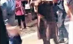 धर्मस्थल में लड़की से अश्लील हरकत- युवक के कपड़े फाड़ बना दी रेल धर्मस्थल में लड़की से अश्लील हरकत- युवक के कपड़े फाड़ बना दी रेल