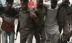 छात्रा का दुपट्टा खींचने वालों को पुलिस ने मारी पैर में बुलेट छात्रा का दुपट्टा खींचने वालों को पुलिस ने मारी पैर में बुलेट