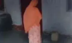 मां ने बेटी के साथ मंदिर में पहुंचकर पढी नमाज- वीडियो वायरल होते ही... मां ने बेटी के साथ मंदिर में पहुंचकर पढी नमाज- वीडियो वायरल होते ही...