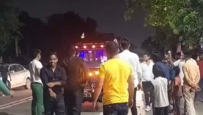 डांसिंग कार में गाना बजाकर युवकों ने दिखाए लटके झटके- अब पुलिस....
