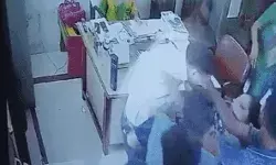 पनिशमेंट में छात्र से उठक बैठक लगवाने वाले टीचर को स्कूल में पीटा पनिशमेंट में छात्र से उठक बैठक लगवाने वाले टीचर को स्कूल में पीटा