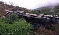 बस दुर्घटना में 24 लोगों की मौत- मचा हड़कंप बस दुर्घटना में 24 लोगों की मौत- मचा हड़कंप