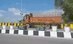 हाईवे पर रॉन्ग साइड में 8 किलोमीटर दौड़ा कैंटर- पुलिस की तीसरी आंख.. हाईवे पर रॉन्ग साइड में 8 किलोमीटर दौड़ा कैंटर- पुलिस की तीसरी आंख..