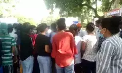 महिला सिपाही से मिलने के लिए PAC जवान का गर्ल्स हॉस्टल पर हंगामा महिला सिपाही से मिलने के लिए PAC जवान का गर्ल्स हॉस्टल पर हंगामा