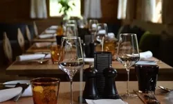 पेशी पर आये बंदी की होटल में दारू पार्टी- पुलिसकर्मियों पर एक्शन... पेशी पर आये बंदी की होटल में दारू पार्टी- पुलिसकर्मियों पर एक्शन...