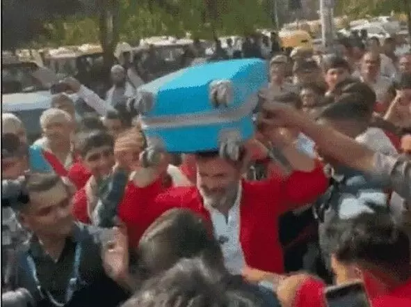 राहुल ने पहनी कुली की यूनिफॉर्म और उठाया सिर पर सामान